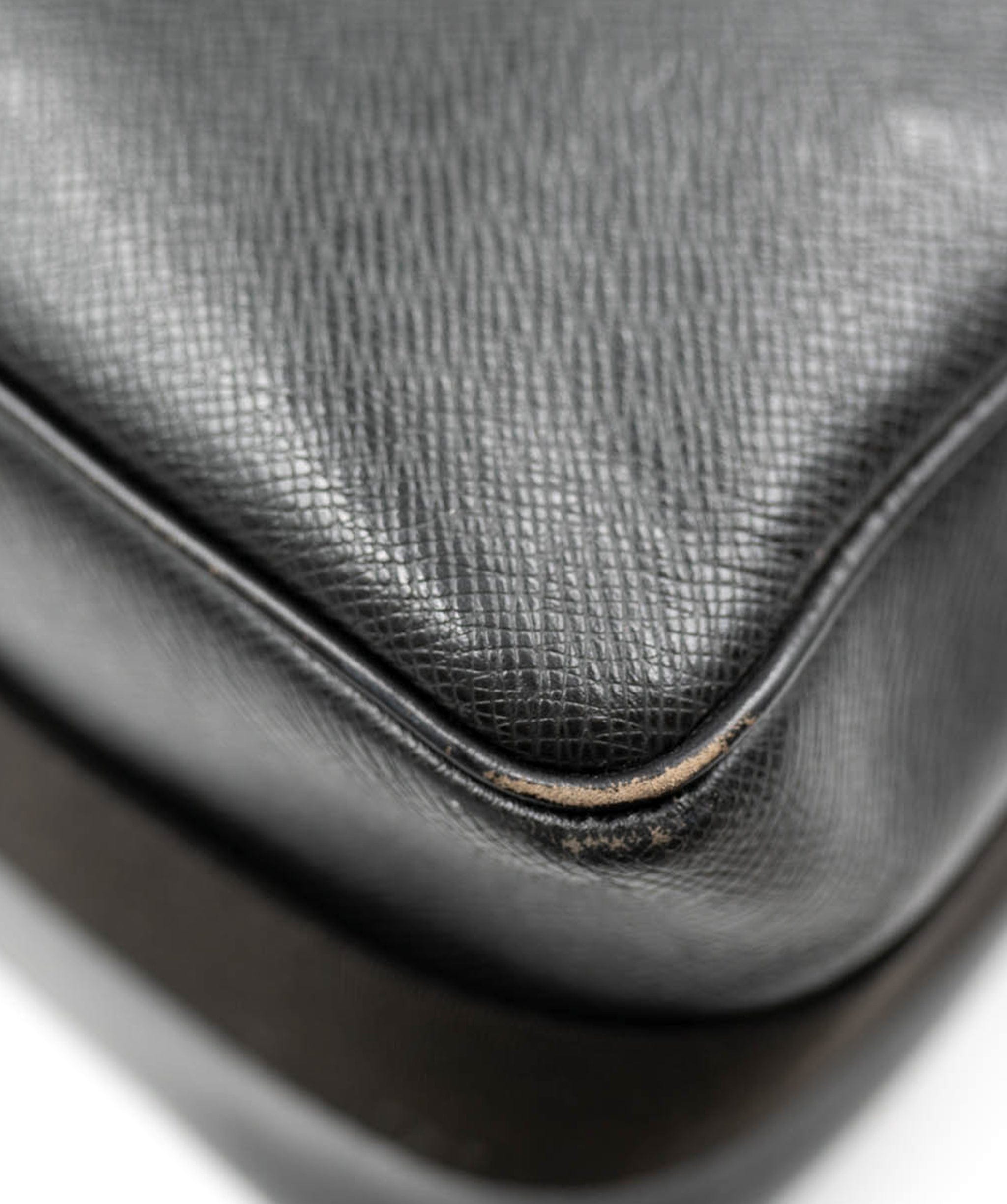 Louis Vuitton Louis Vuitton  Black Messenger Bag - ADL1947