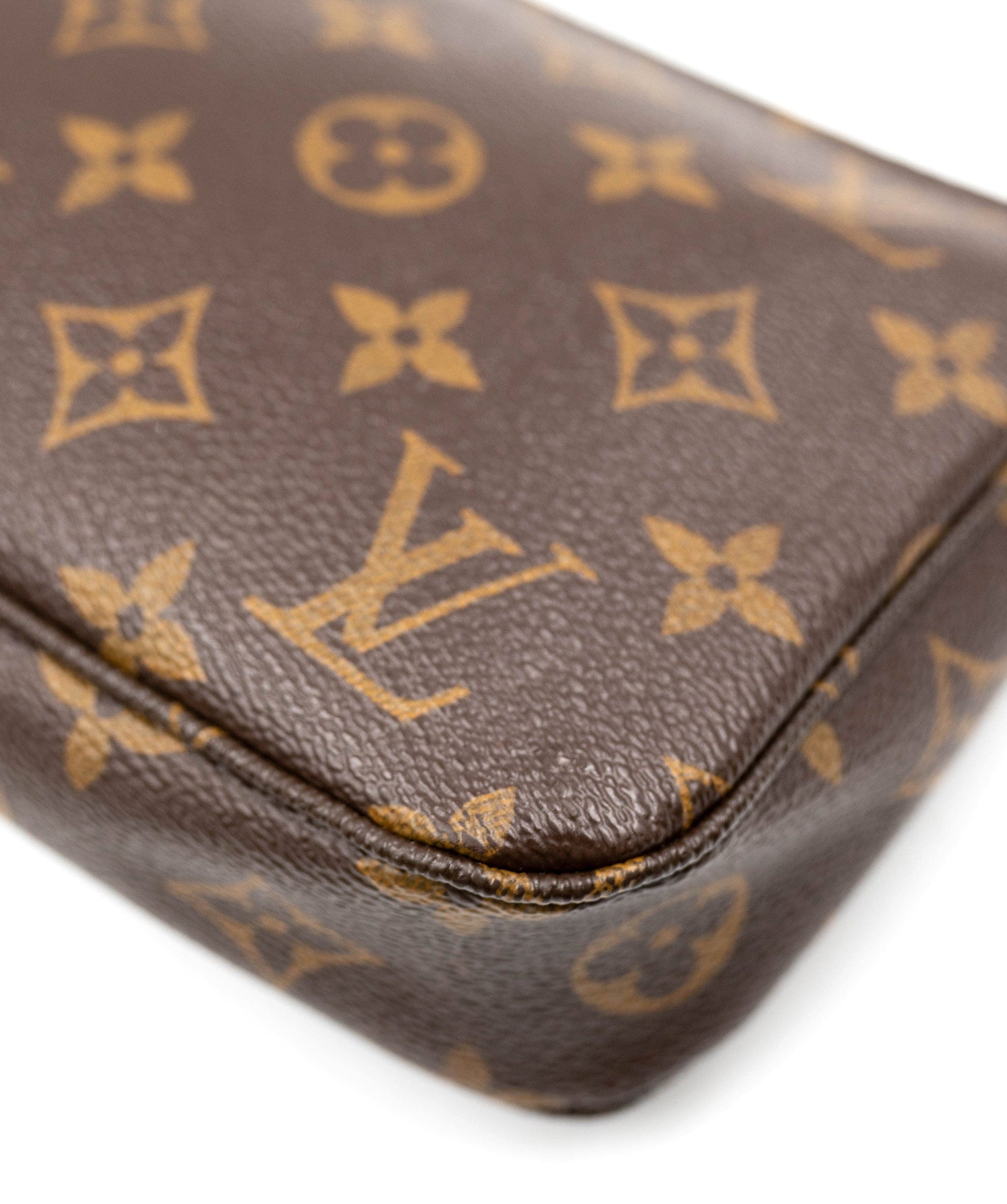 Louis Vuitton Louis Vuitton canvas monogramm pochette bag with long shoulder strap - AGL2120