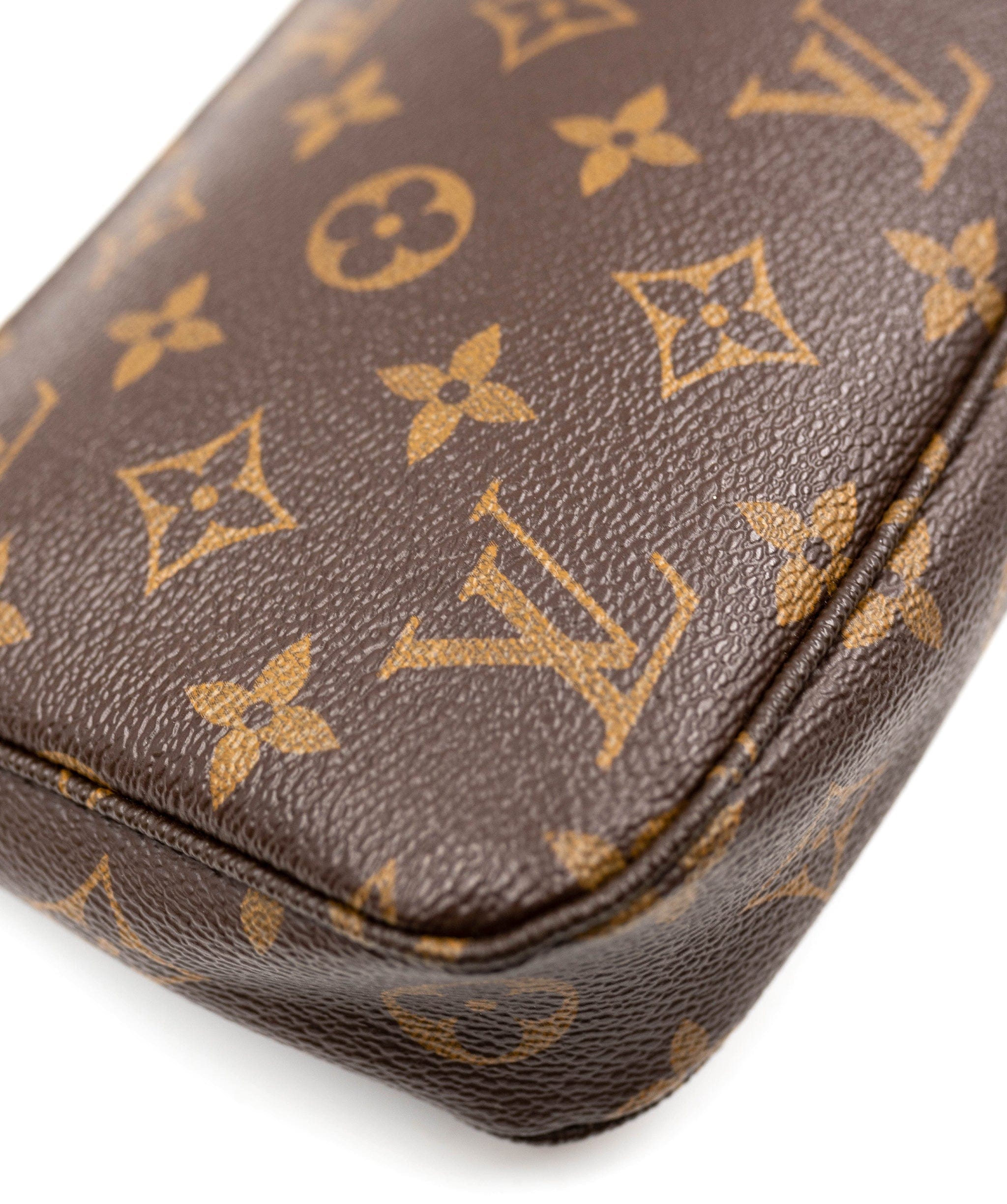 Louis Vuitton Louis Vuitton canvas monogramm pochette bag with long shoulder strap - AGL2120