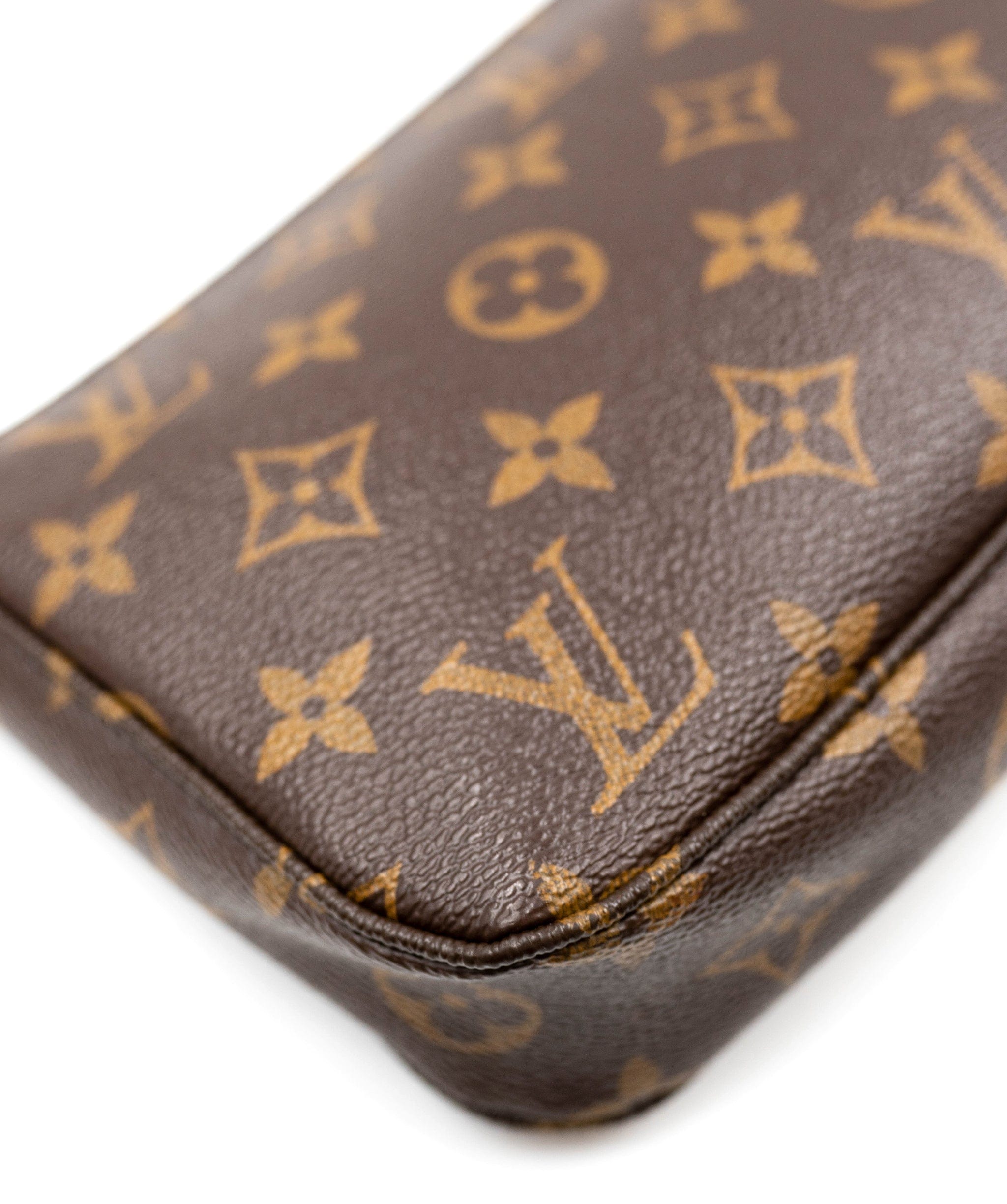 Louis Vuitton Louis Vuitton canvas monogramm pochette bag with long shoulder strap - AGL2120