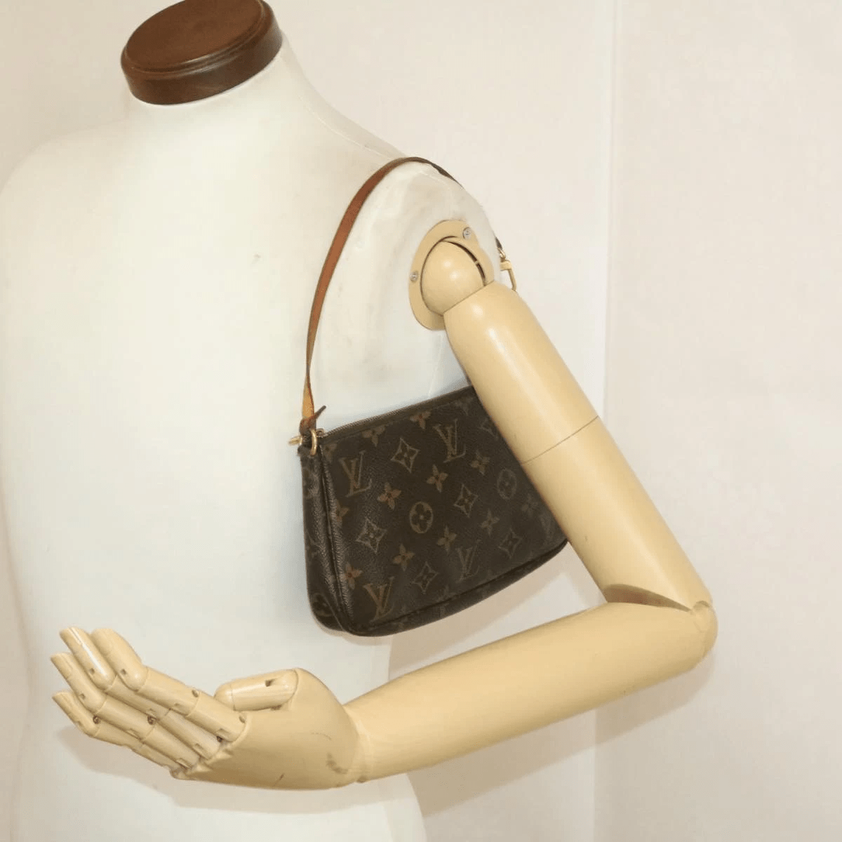 Louis Vuitton Louis Vuitton Monogram Pochette Accessoires Pochette AR0081