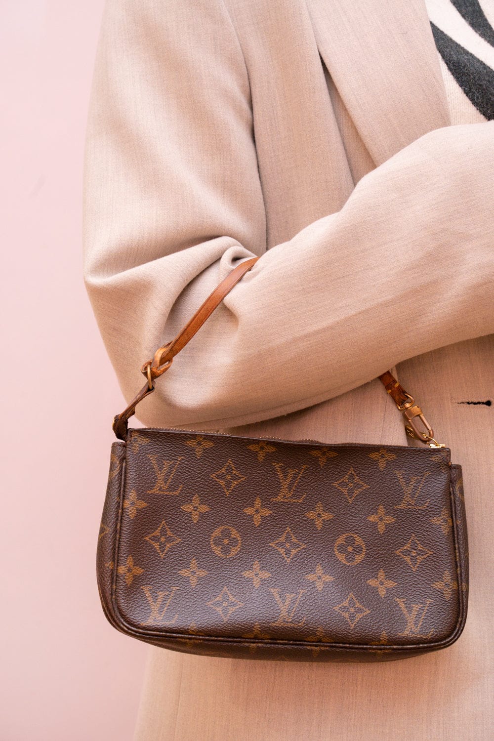 Louis Vuitton Louis Vuitton Monogram Pochette - AWL2126