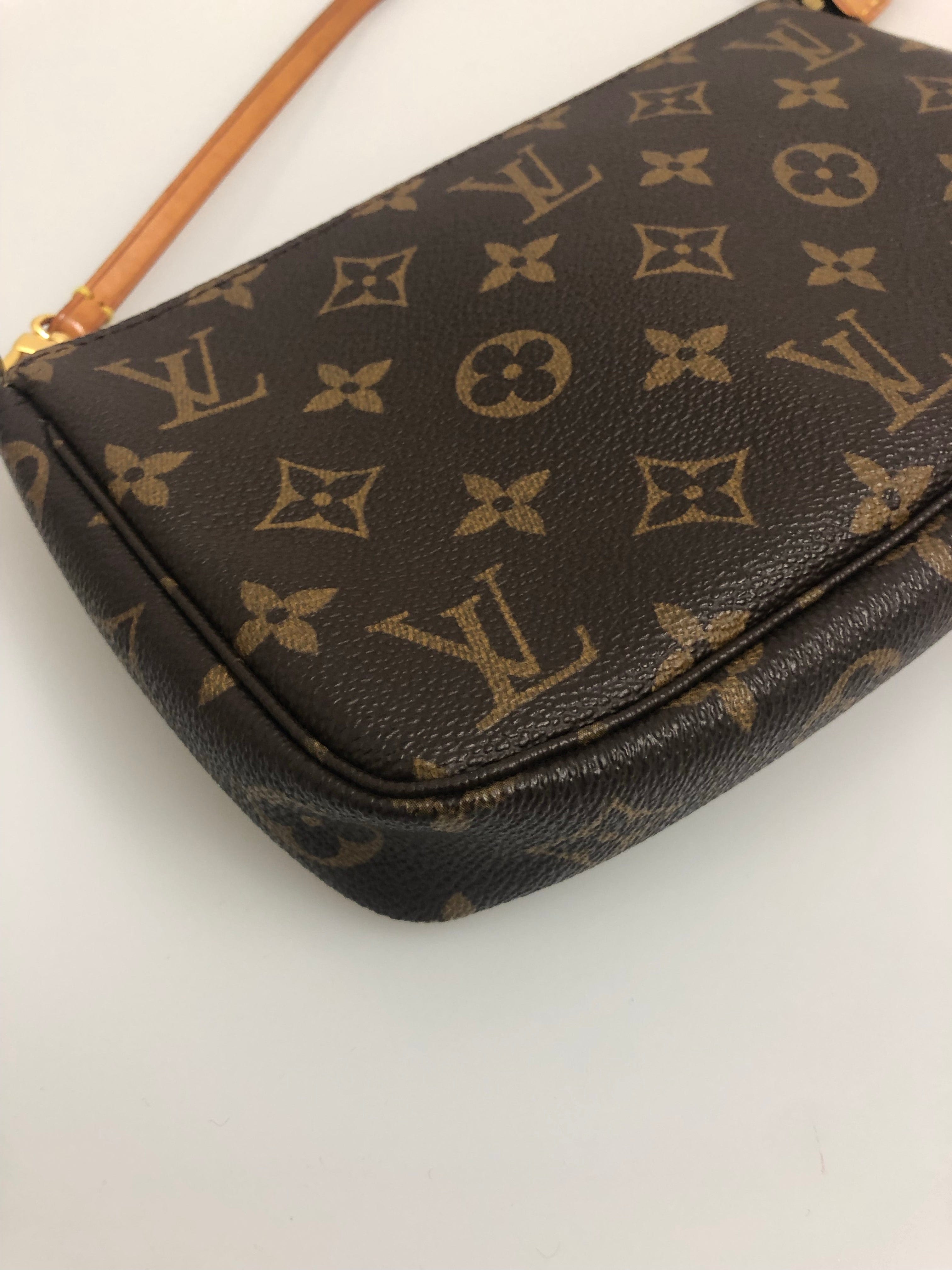 Louis Vuitton Louis Vuitton Monogram Pochette - AWL2129