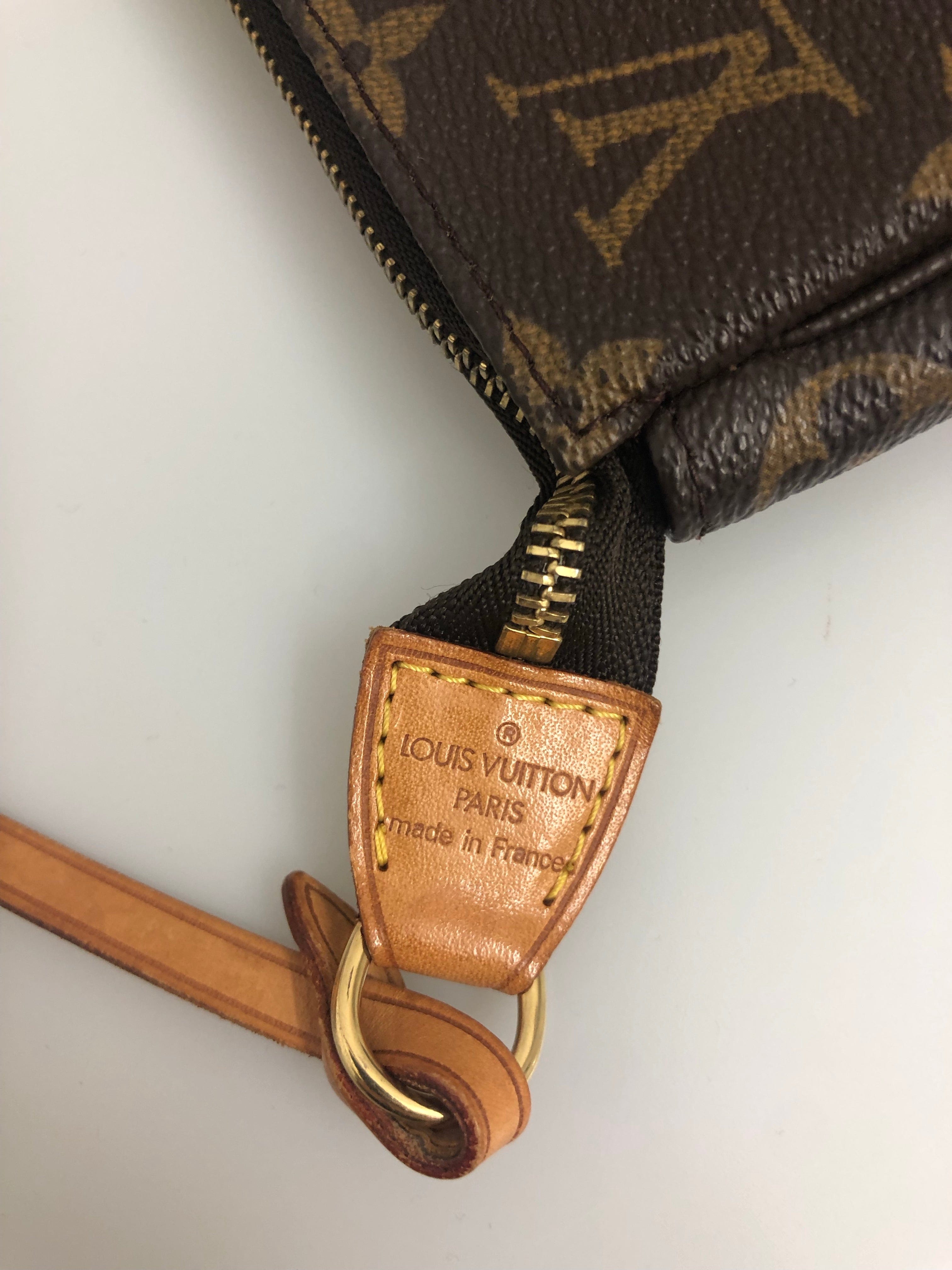 Louis Vuitton Louis Vuitton Monogram Pochette - AWL2129