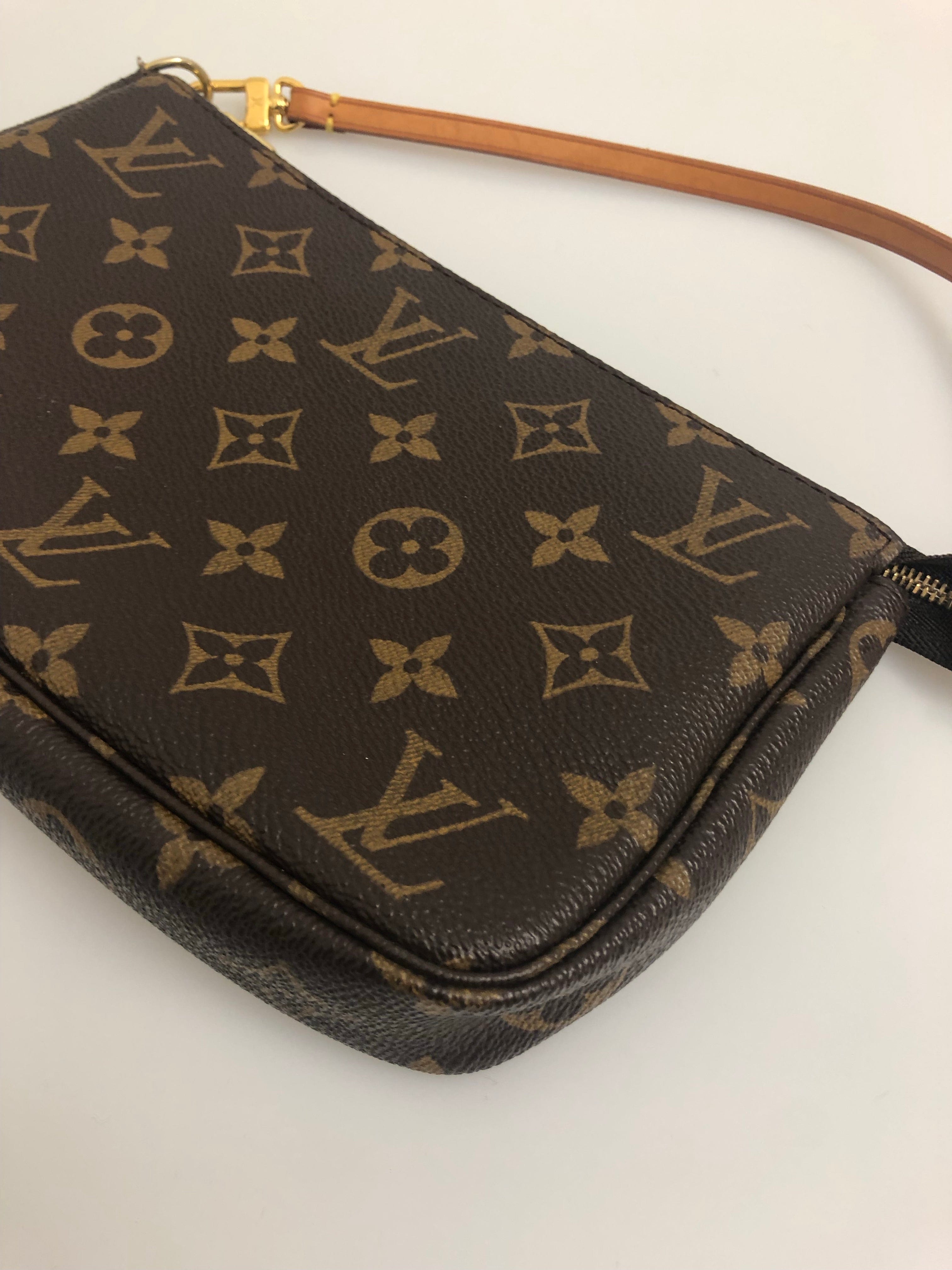 Louis Vuitton Louis Vuitton Monogram Pochette - AWL2129