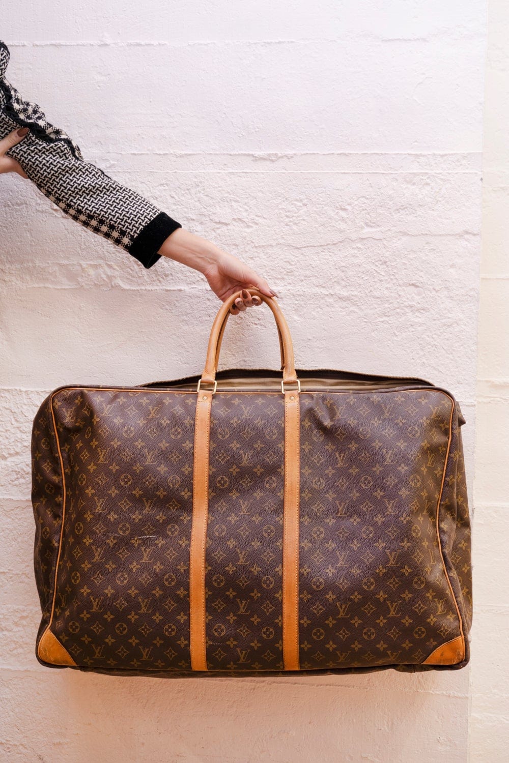 Louis Vuitton Louis Vuitton Monogram Sirius 70 - AGL1572