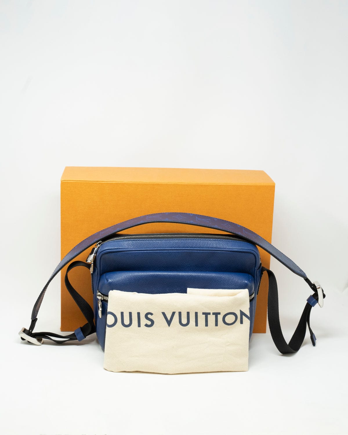 Louis Vuitton Louis Vuitton Taiga Blue Outdoor - ADC1171