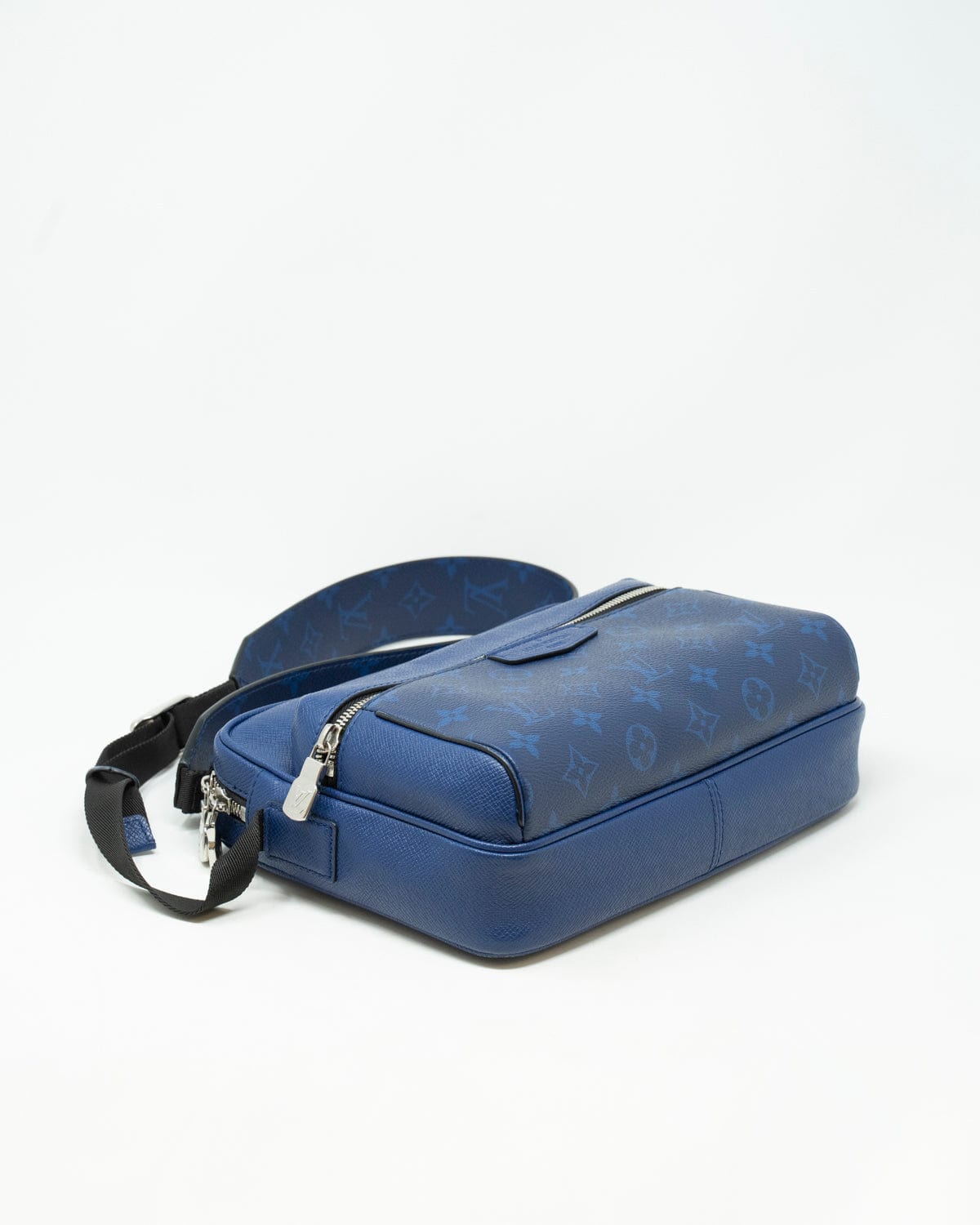 Louis Vuitton Louis Vuitton Taiga Blue Outdoor - ADC1171