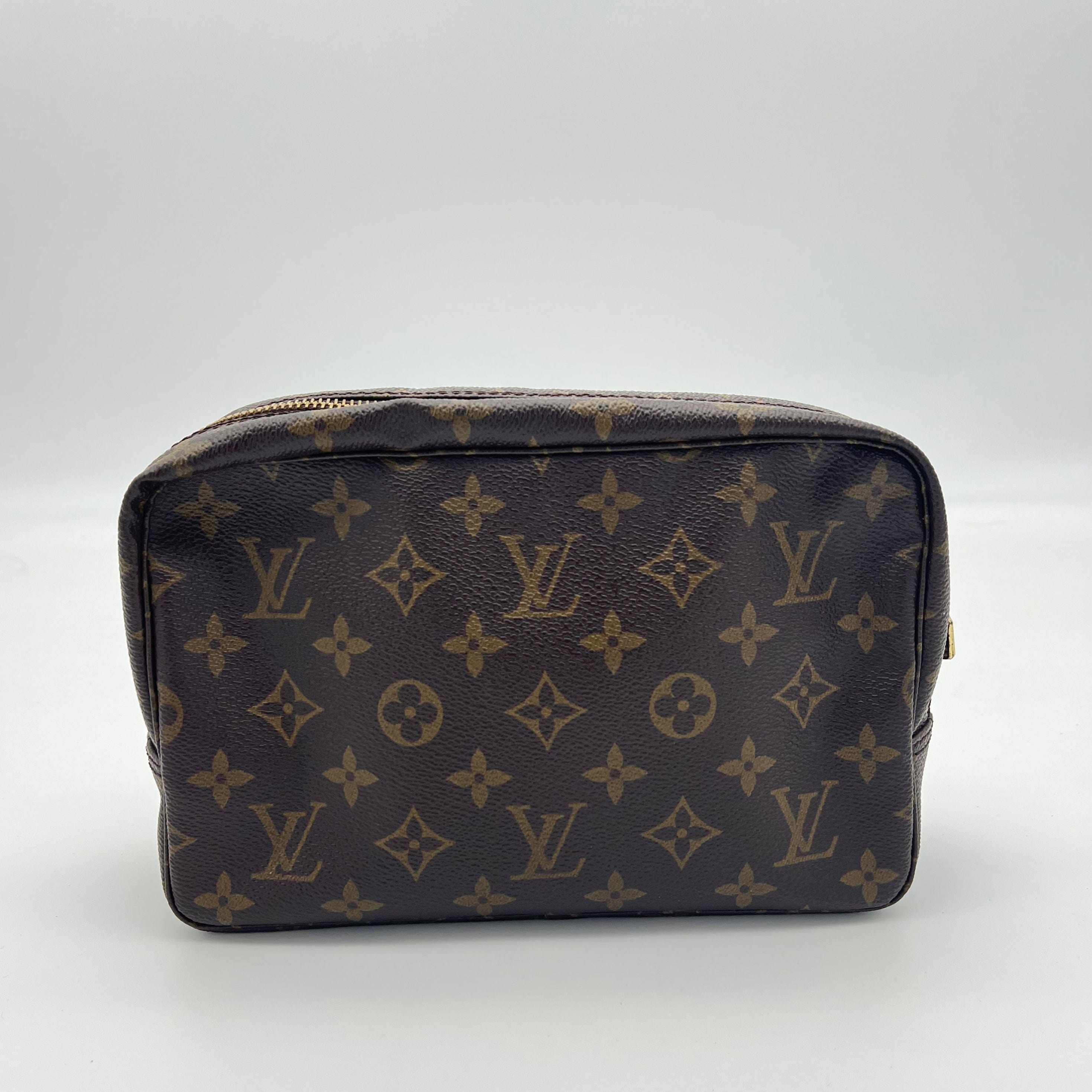 Louis Vuitton LV Monogrram Trouisse Toilette 23 UIL1047