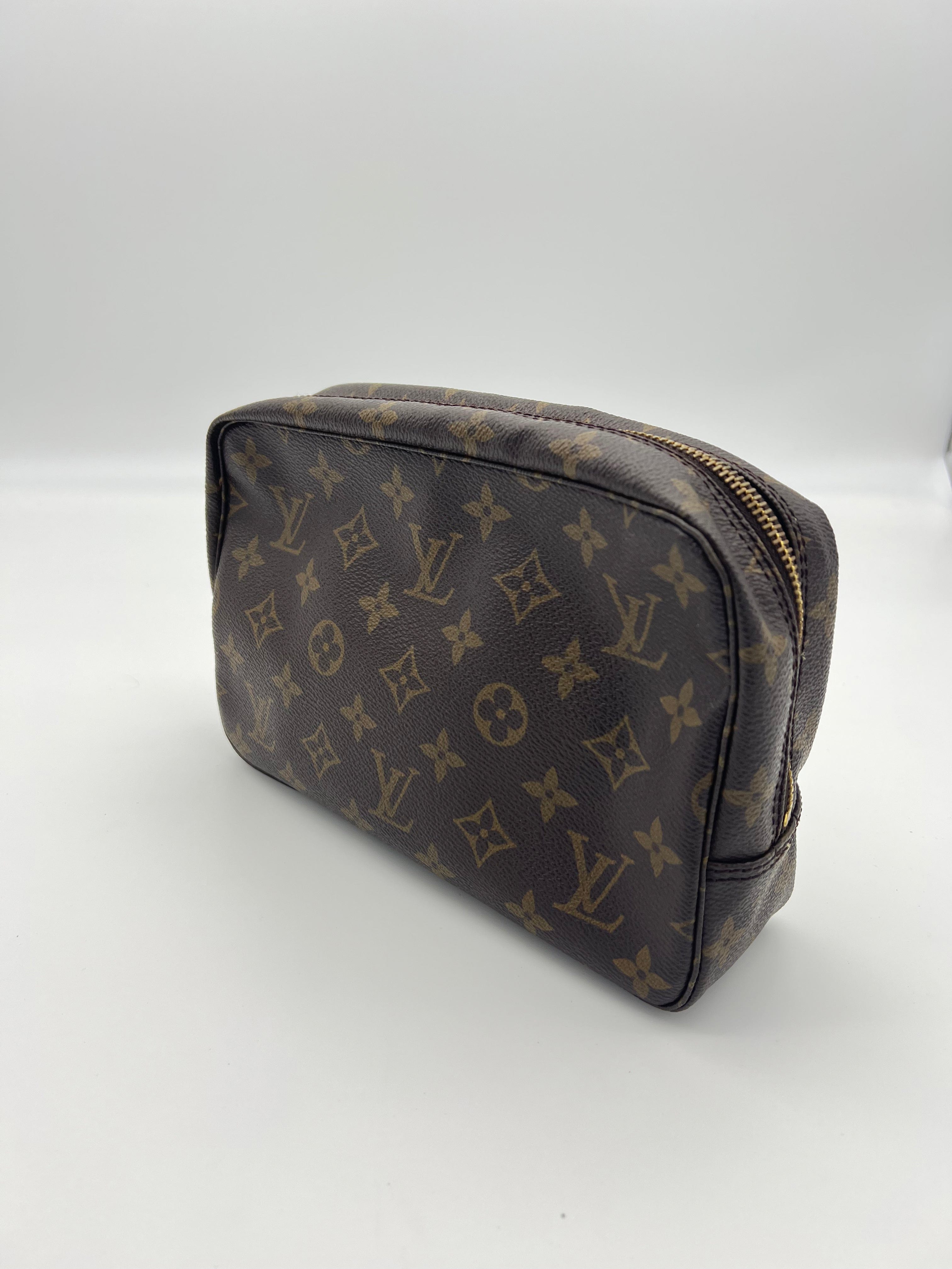 Louis Vuitton LV Monogrram Trouisse Toilette 23 UIL1047