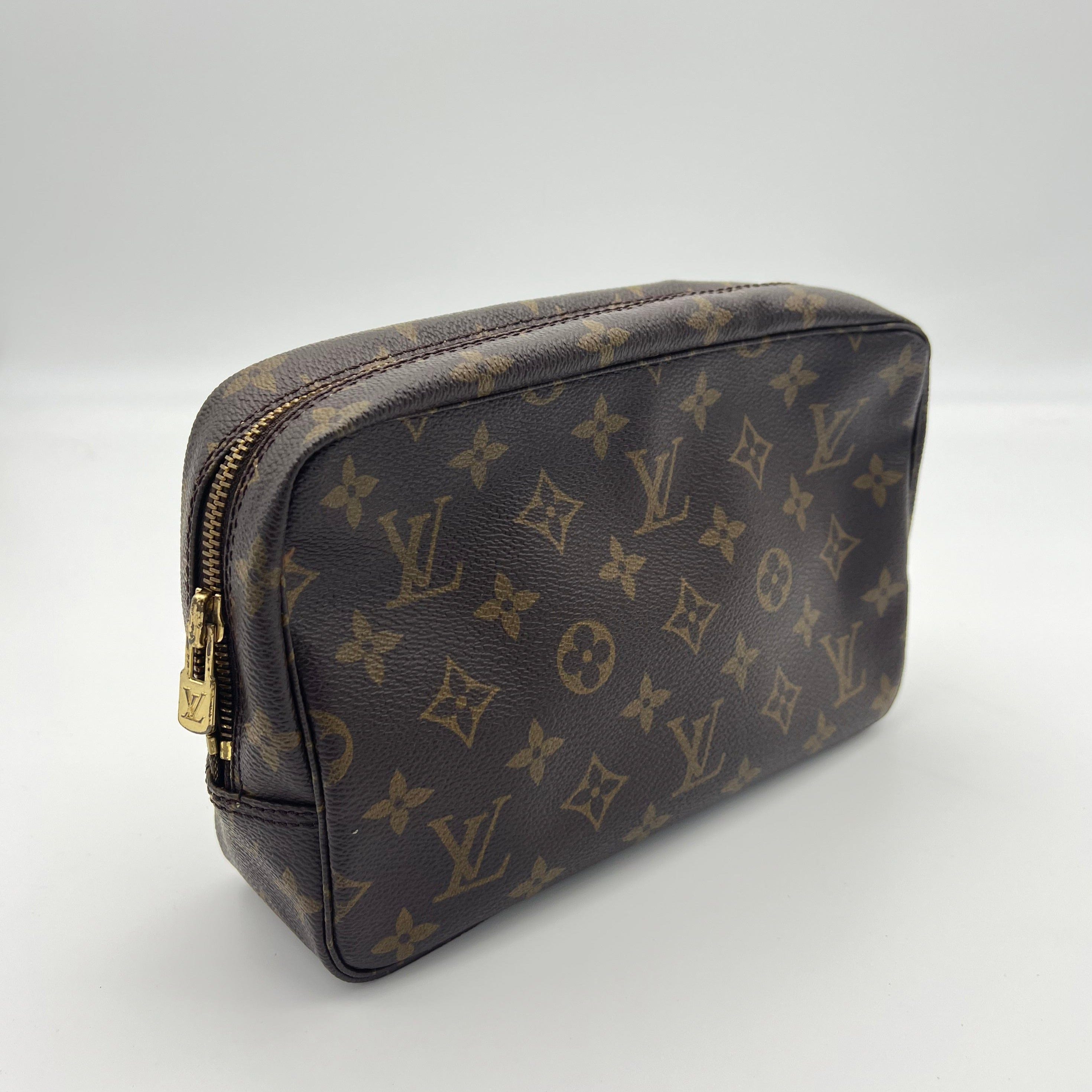 Louis Vuitton LV Monogrram Trouisse Toilette 23 UIL1047