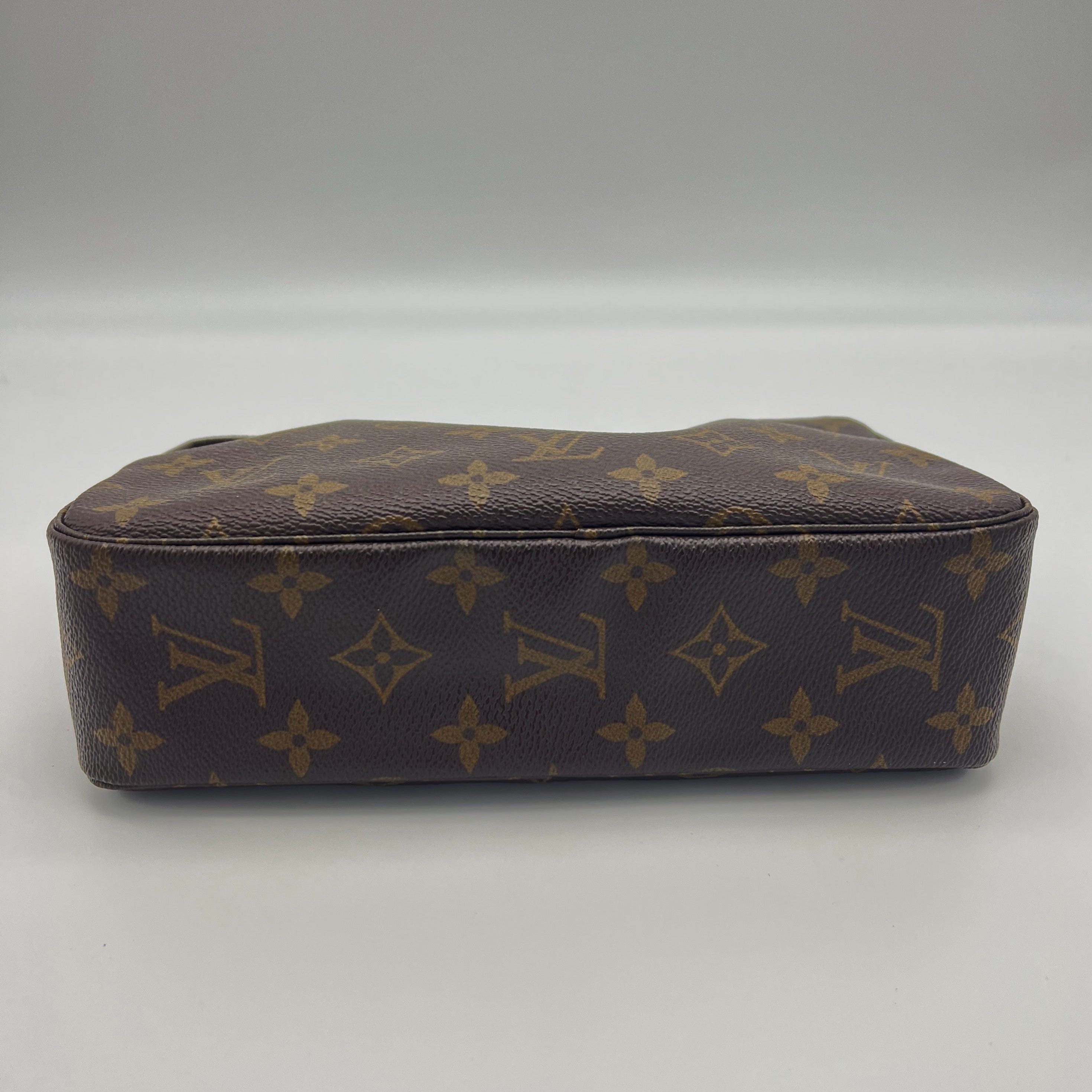 Louis Vuitton LV Monogrram Trouisse Toilette 23 UIL1047