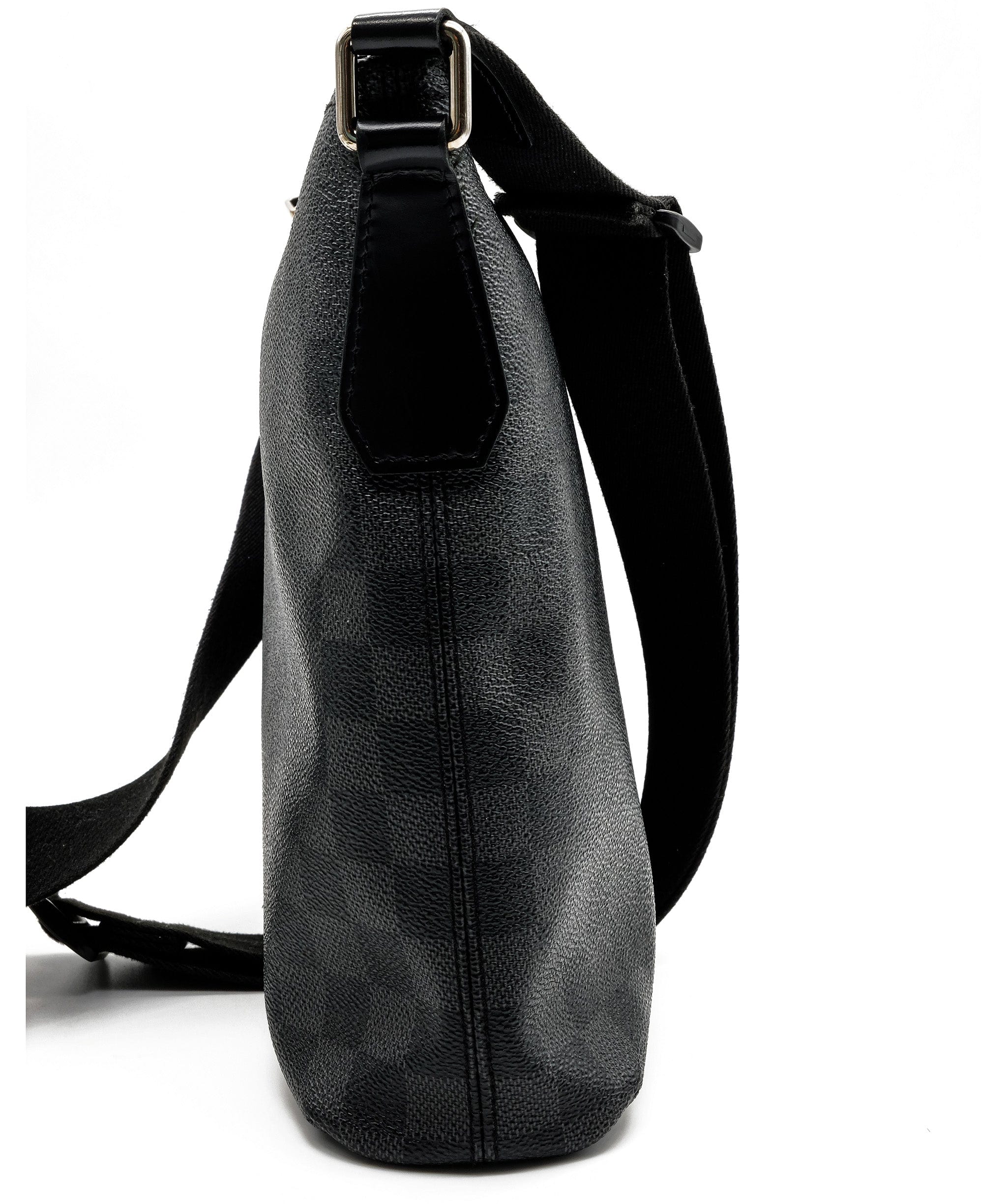 LuxuryPromise Louis Vuitton Graphite Damier Messenger RJC1390