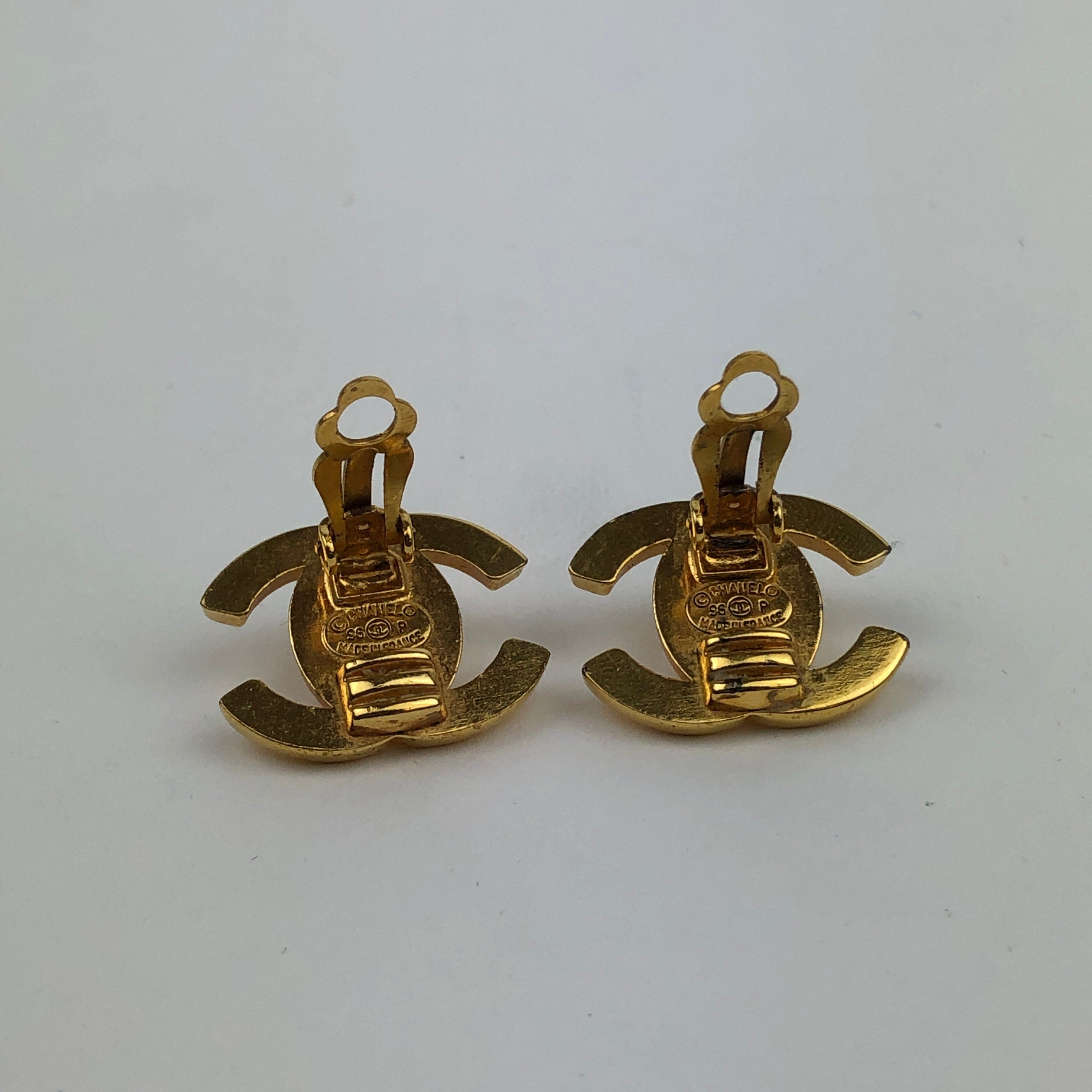 LuxuryPromise Chanel Coco Mark Turn Lock Earrings 96P